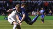 Andre Schürrle z Chelsea padá po zákroku hráče Swansea v utkání Premier League
