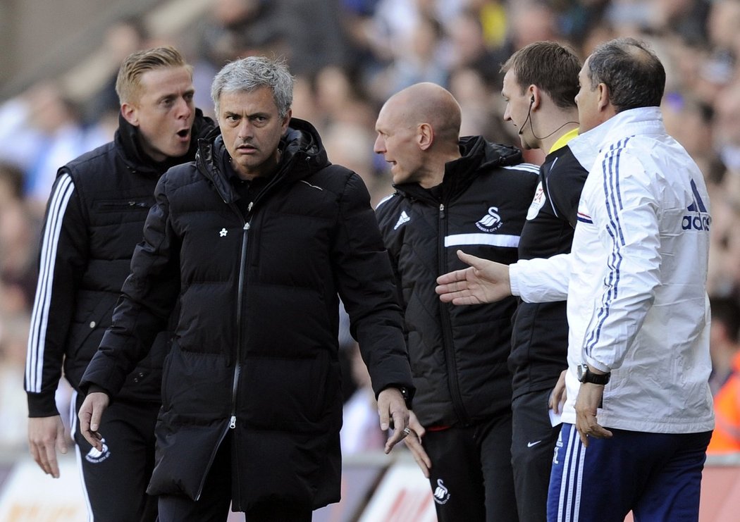 Trenér Chelsea José Mourinho se zlobil při utkání na půdě Swansea