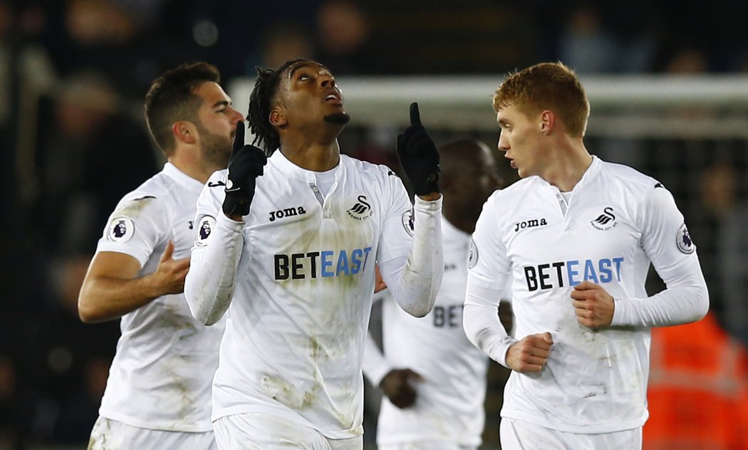 Hráči Swansea v utkání s Crystal Palace, které skončilo divokým výsledkem 5:4