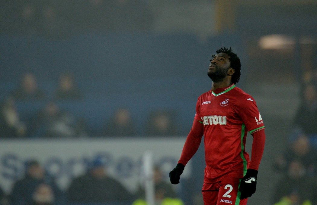 Útočník Swansea Bony Wilfried musel v utkání s Evertonem už v 5. minutě kvůli zranění střídat