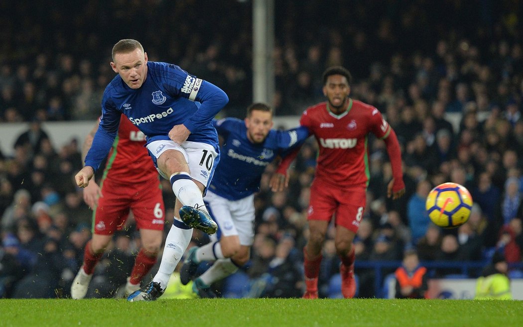 Kapitán Evertonu Wayne Rooney ve chvíli, kdy proměňuje penaltu v utkání se Swansea
