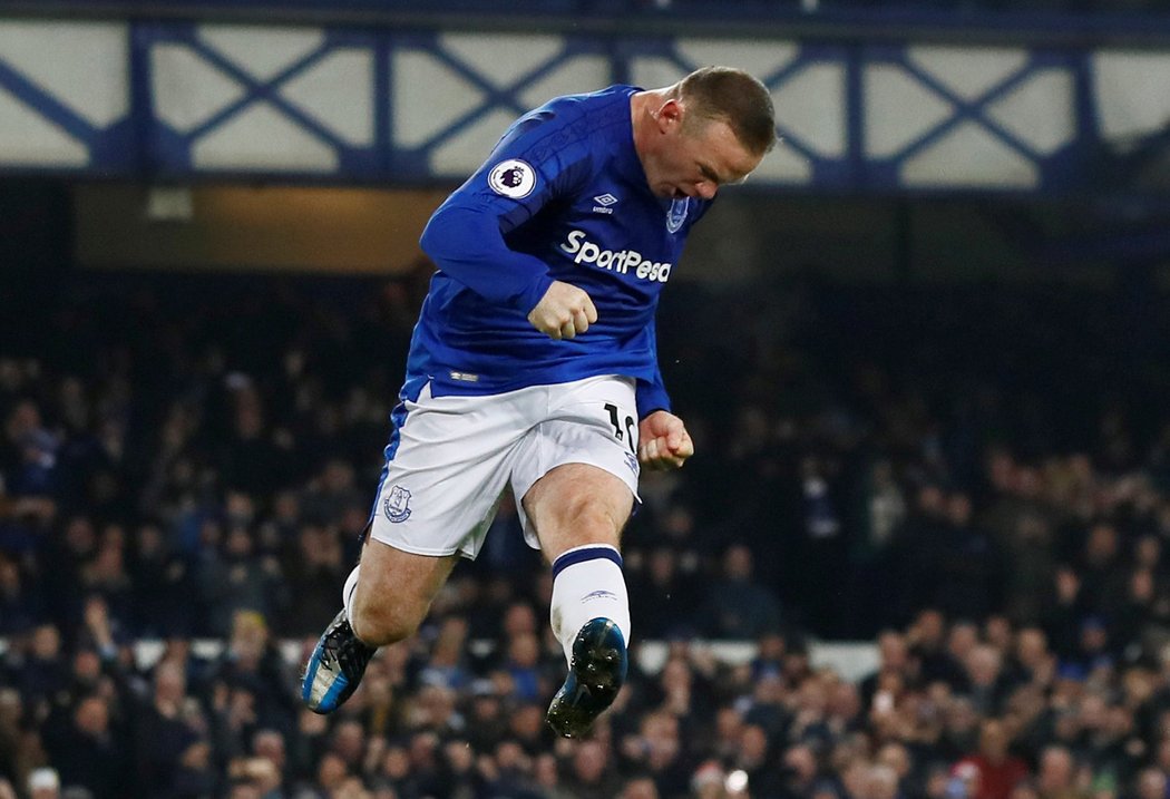 Nadšený kapitán Evertonu Wayne Rooney krátce poté, co proměnil penaltu proti Swansea