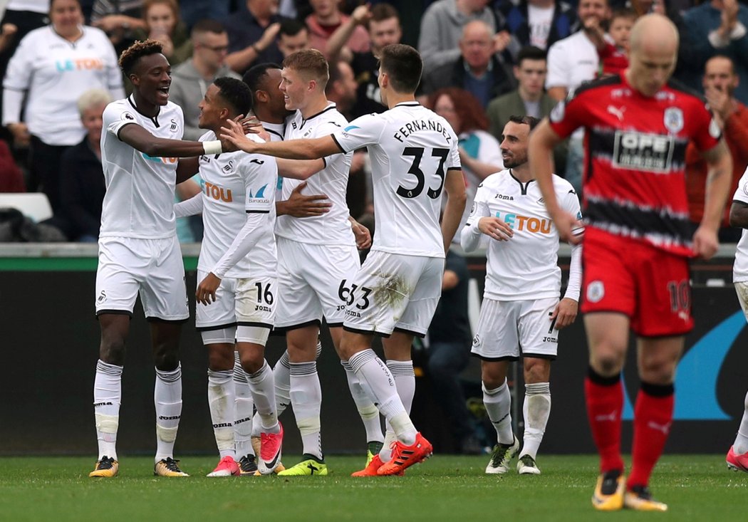 Swansea po dvou porážkách zabralo a nováčka Huddersfield zdolalo 2:0