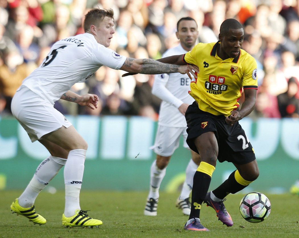 Alfie Mawson ze Swansea se snaží obrat o míč Odiona Ighala