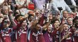 Hráči Aston Villy slaví postup do Premier League