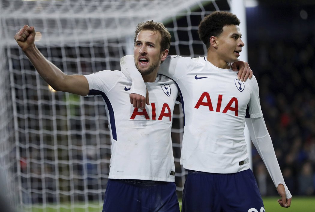 Střelec hattricku Harry Kane a Dele Alli slaví výhru nad Burnley