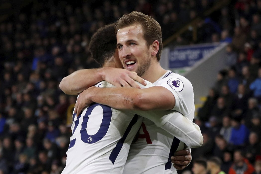 Střelec hattricku Harry Kane a Dele Alli slaví výhru nad Burnley