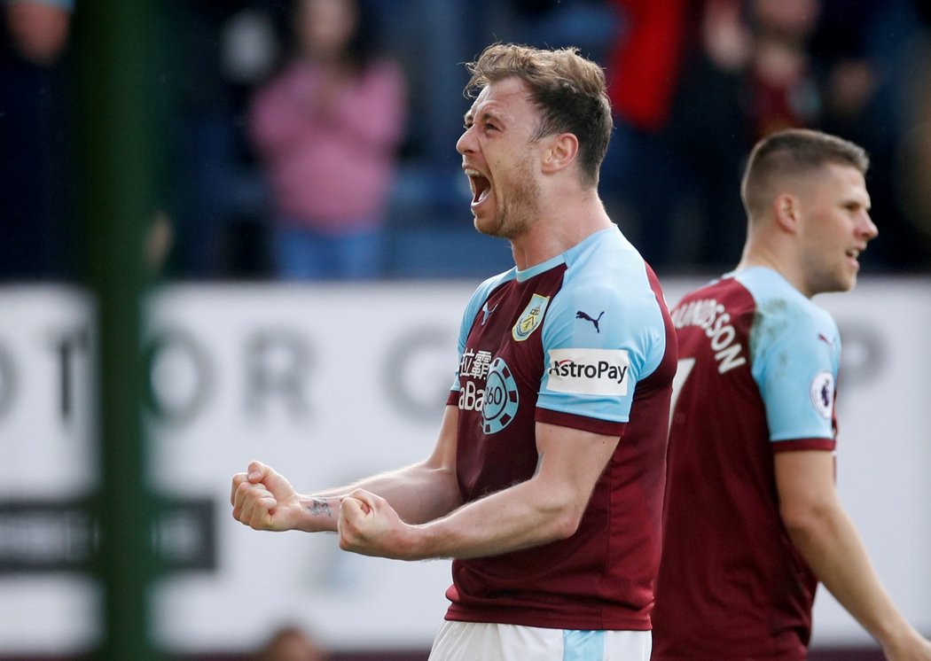 Ashley Barnes se raduje z gólu do sítě Tottenahmu