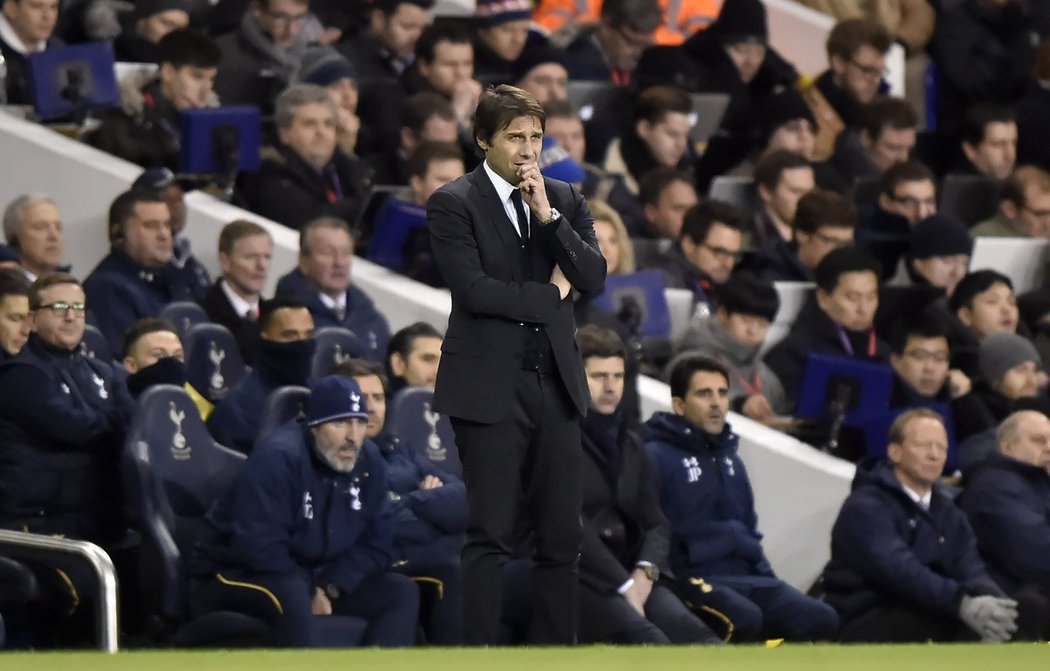 Manažer Chelsea Antonio Conte zachmuřeně pozoruje průběh zápasu s Tottenhamem
