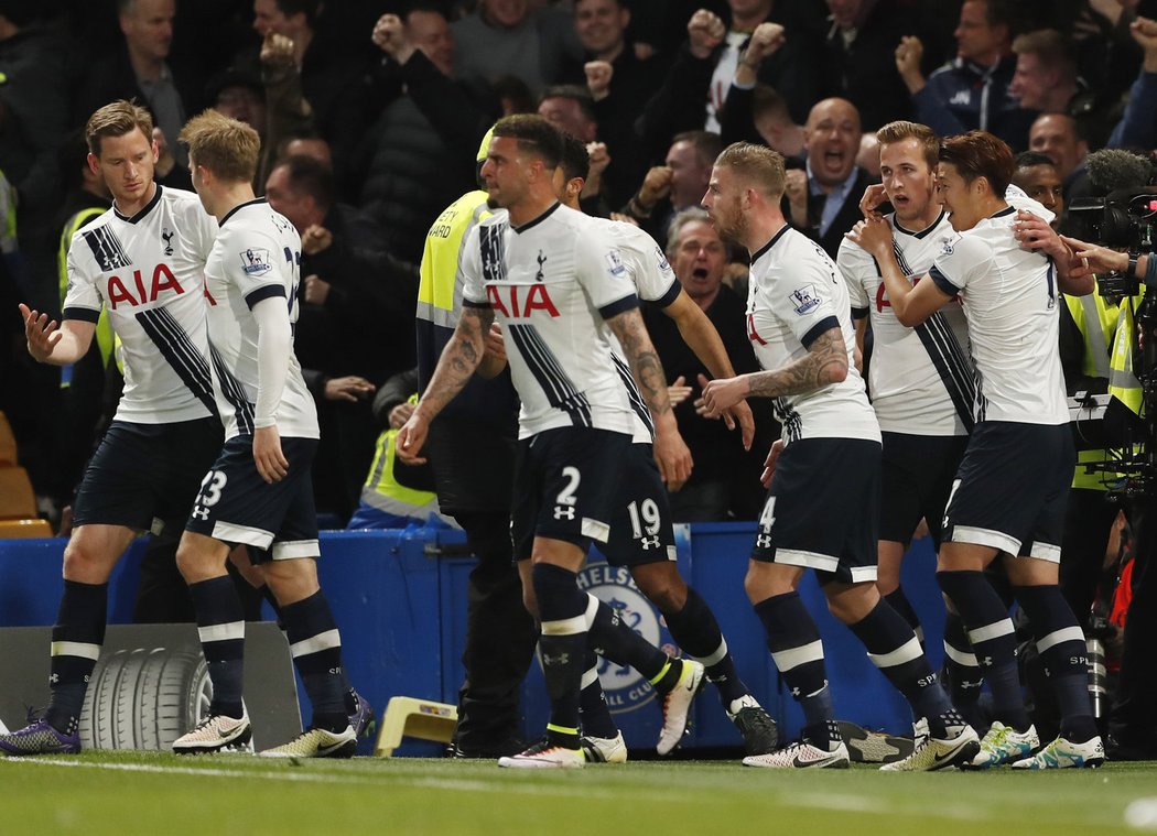 Hráči Tottenhamu se radují z branky do sítě Chelsea