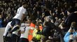 Fotbalisté Tottenhamu se radují z úvodního gólu Dele Alliho do sítě Chelsea