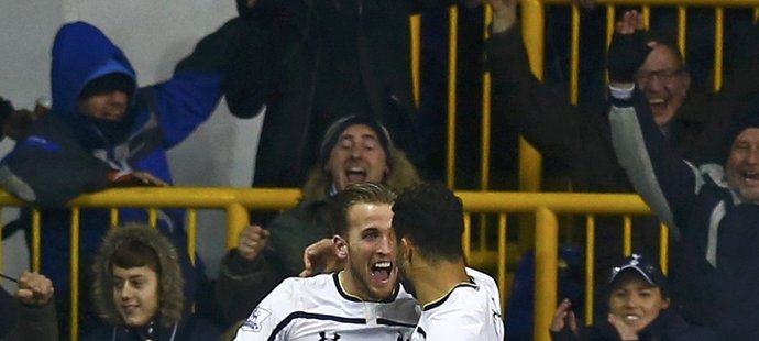Hráči Tottenhamu se radují z gólu do sítě Chelsea