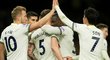 Fotbalisté Tottenhamu se radují z gólu proti Evertonu