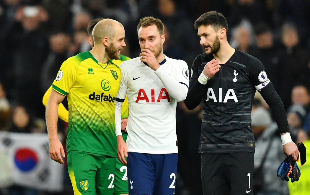 Christian Eriksen, navrátilec Hugo Lloris a Teemu Pukki z Norwiche po zápase