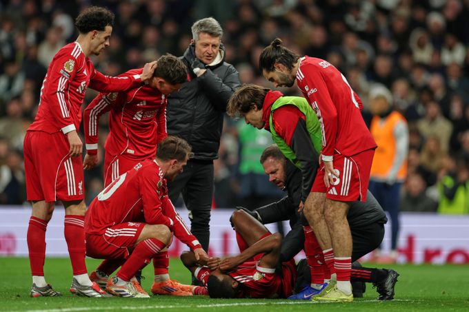 Útok mistrů v rozkladu. Nejdražší posila Liverpoolu dala gól, pak přišly obavy: zlomená noha? Útok mistrů v rozkladu. Nejdražší posila Liverpoolu dala gól, pak přišly obavy: zlomená noha?