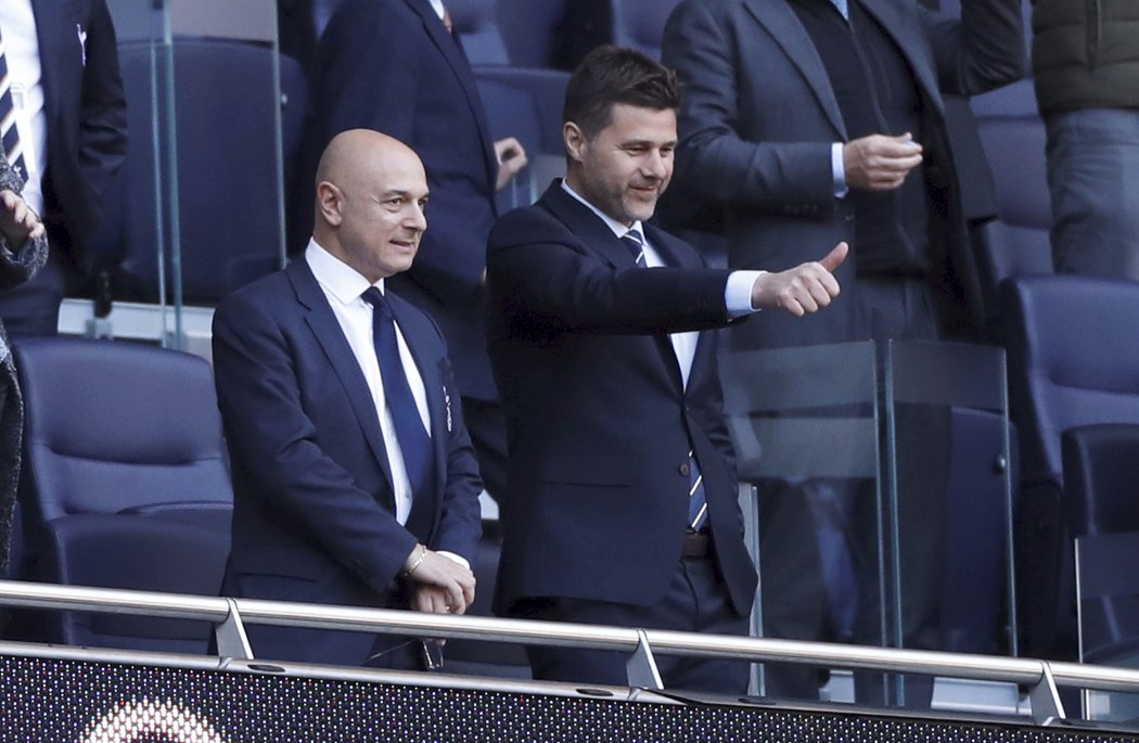 Mauricio Pochettino a Daniel Levy byli mezi tisícovkami návštěvníků nového stadionu Tottenhamu