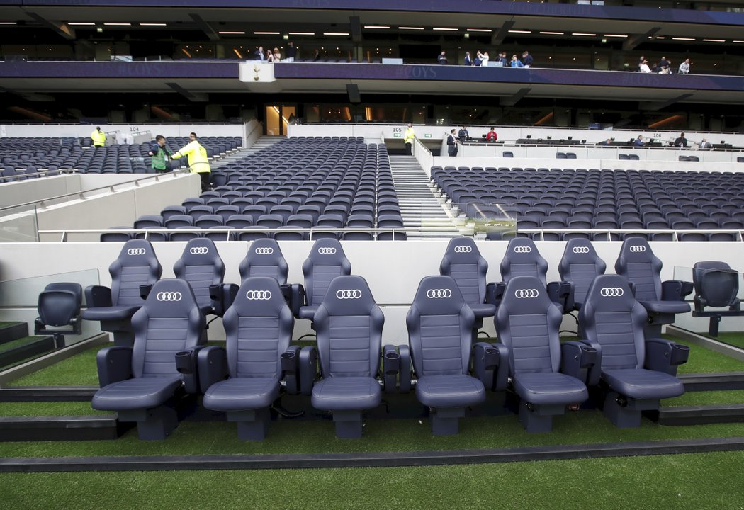 Takhle vypadají hráčské střídačky na novém stadionu Tottenhamu