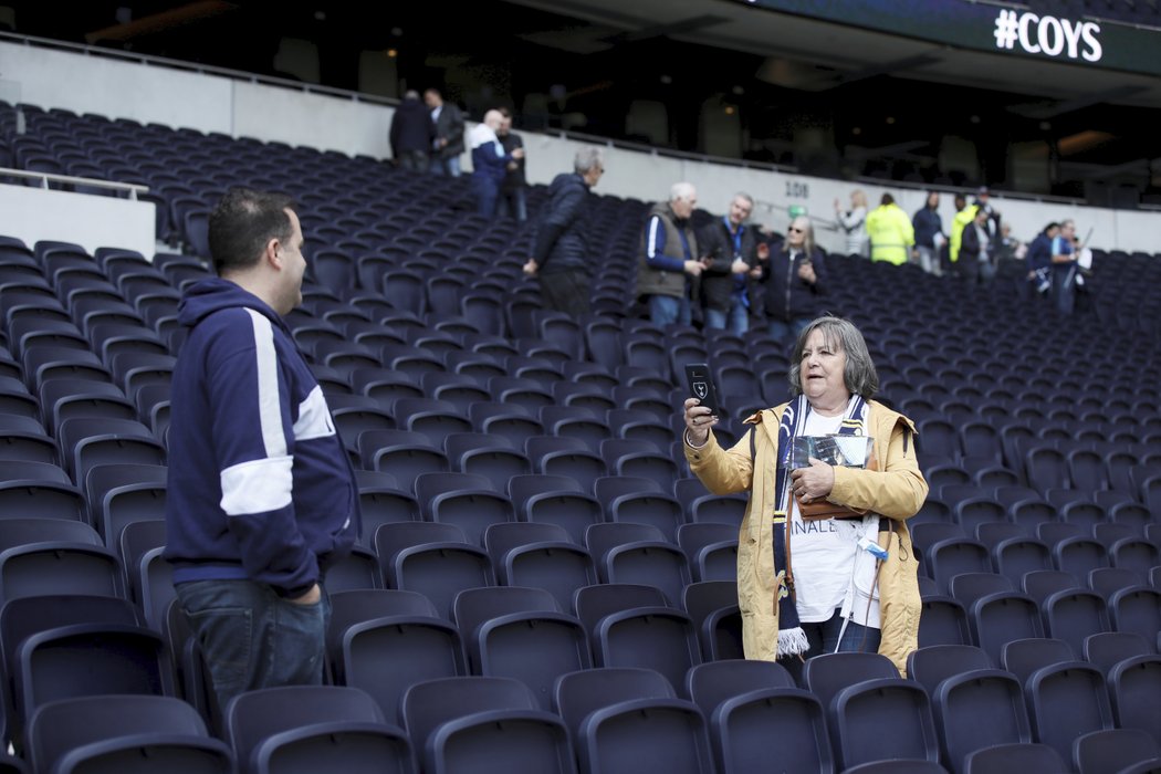 Fanoušci poprvé mohli usednout na sedačky nového stadionu