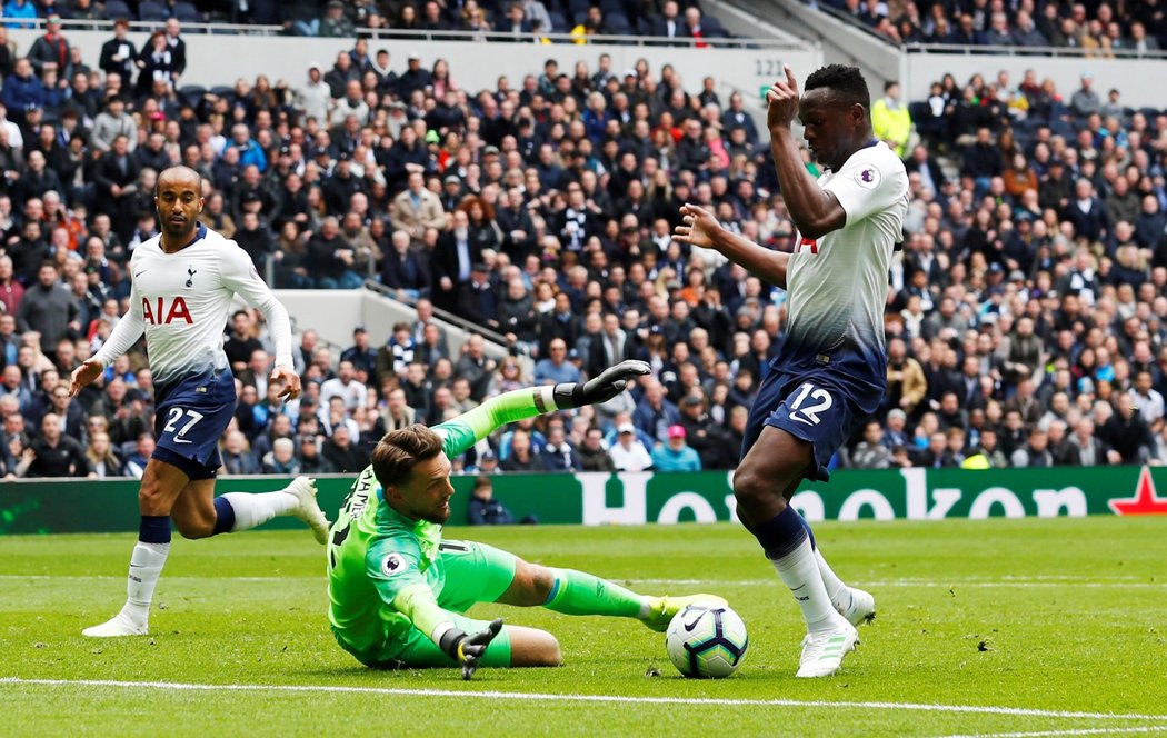 Záložník Spurs Victor Wanyama střílí úvodní gól