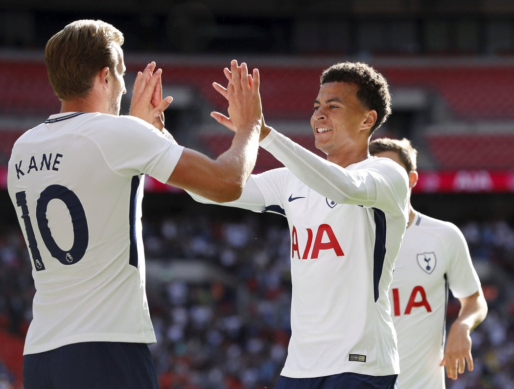 Harry Kane a Dele Alli se radují ze vstřelené branky