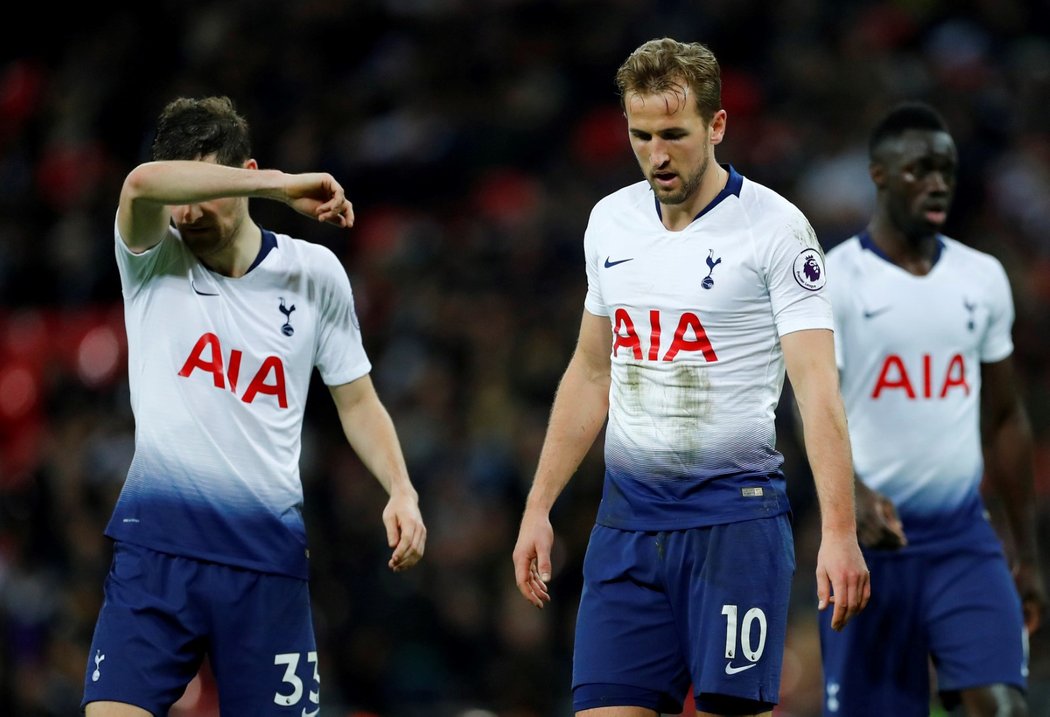 Zklamaný Harry Kane po nečekané prohře Tottenhamu s Wolverhamptonem
