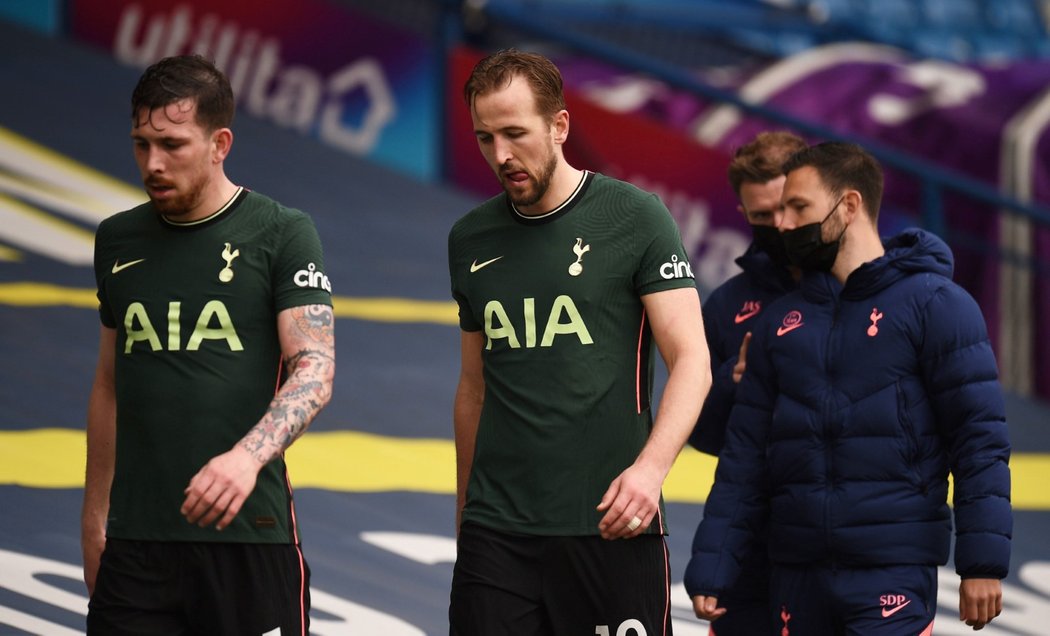 Zklamaní fotbalisté Tottenhamu v utkání na Leedsu, kde prohráli 1:3