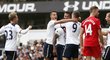 Fotbalisté Tottenhamu slaví vyrovnávací gól v duelu s Liverpoolem.