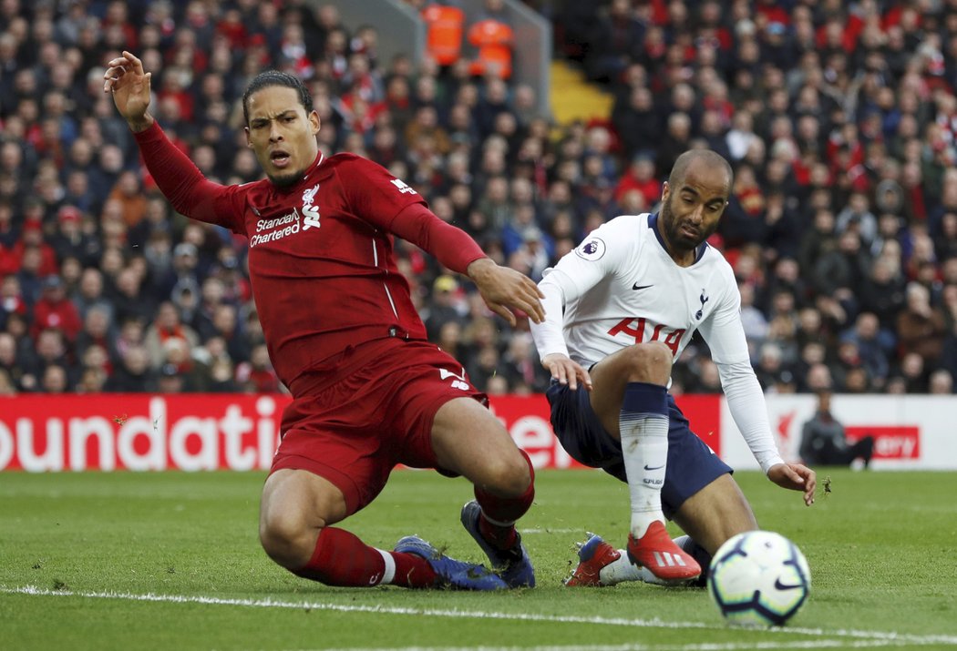 Tottenhamský Lucas Moura (vpravo) v souboji s Virgilem van Dijkem v anglické Premier League