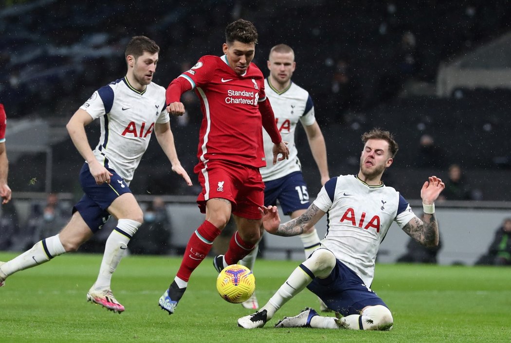 Roberto Firmino se snaží prodrat přes obranu Tottenhamu