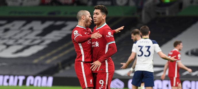 Thiago Alcantara a Roberto Firmino se radují z gólu do sítě Tottenhamu