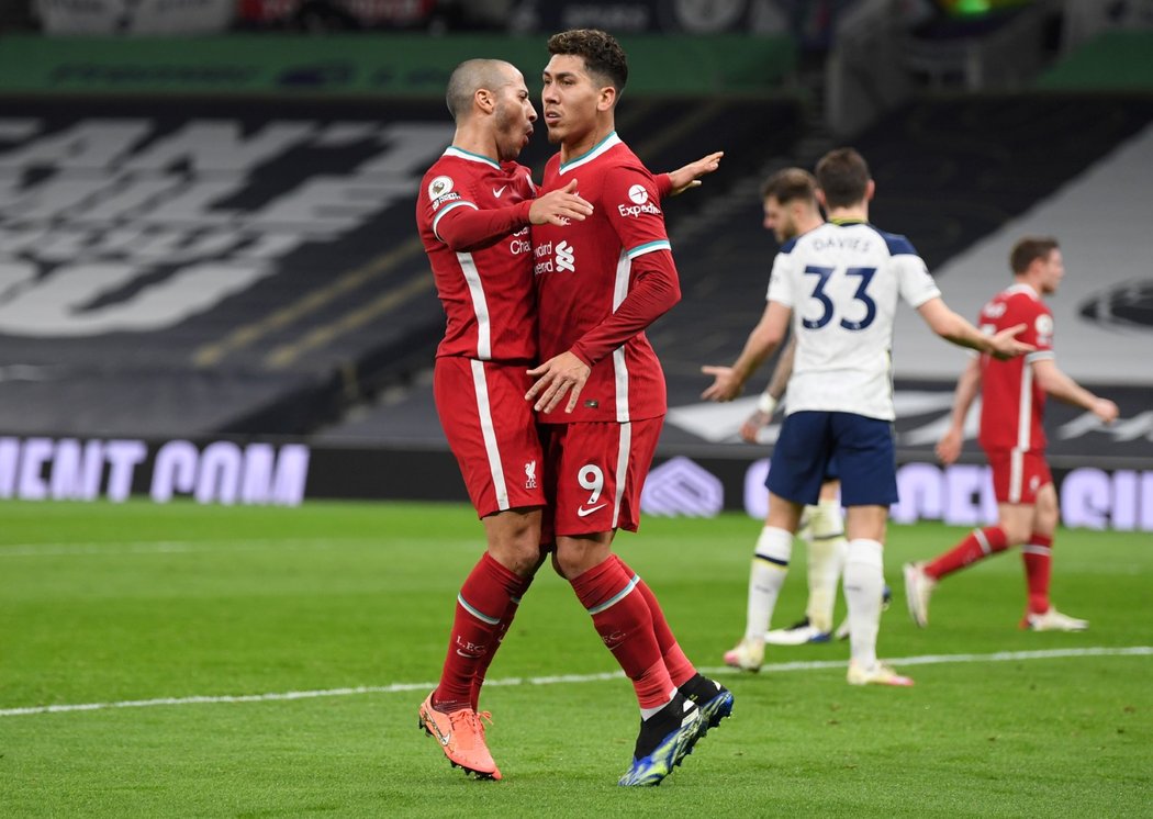 Thiago Alcantara a Roberto Firmino se radují z gólu do sítě Tottenhamu