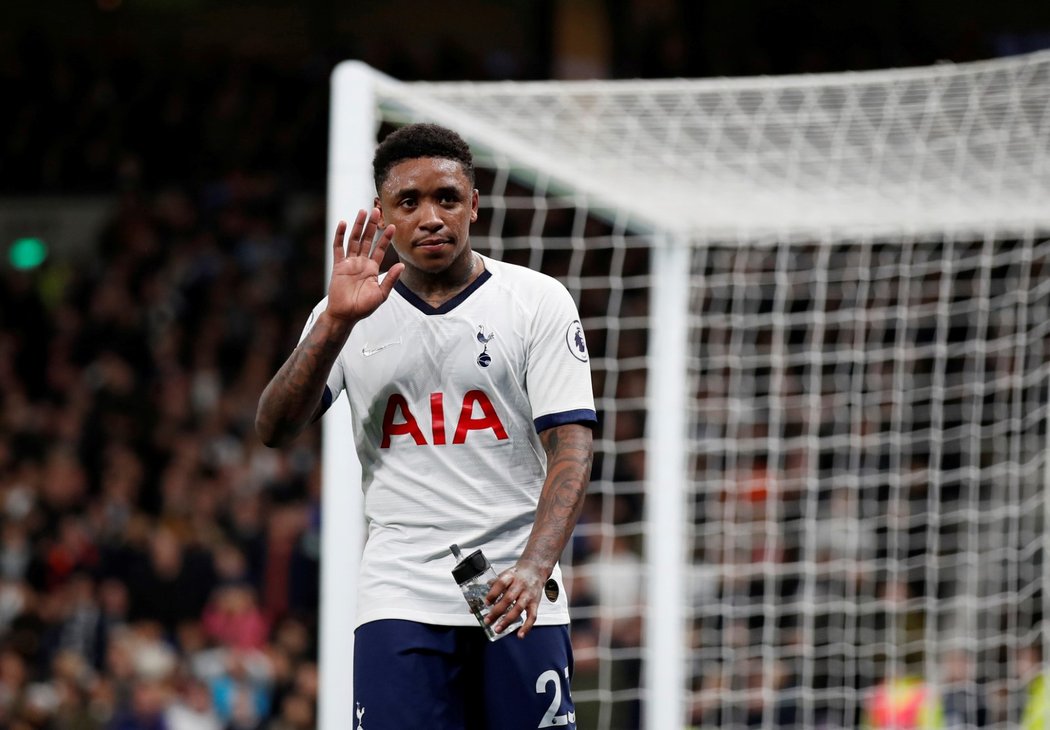 Steven Bergwijn vstřelil proti Manchesteru City první gól za Tottenham, pak se ale zranil