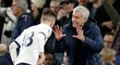 José Mourinho udílí pokyny během utkání Tottenhamu s Manchesterem City