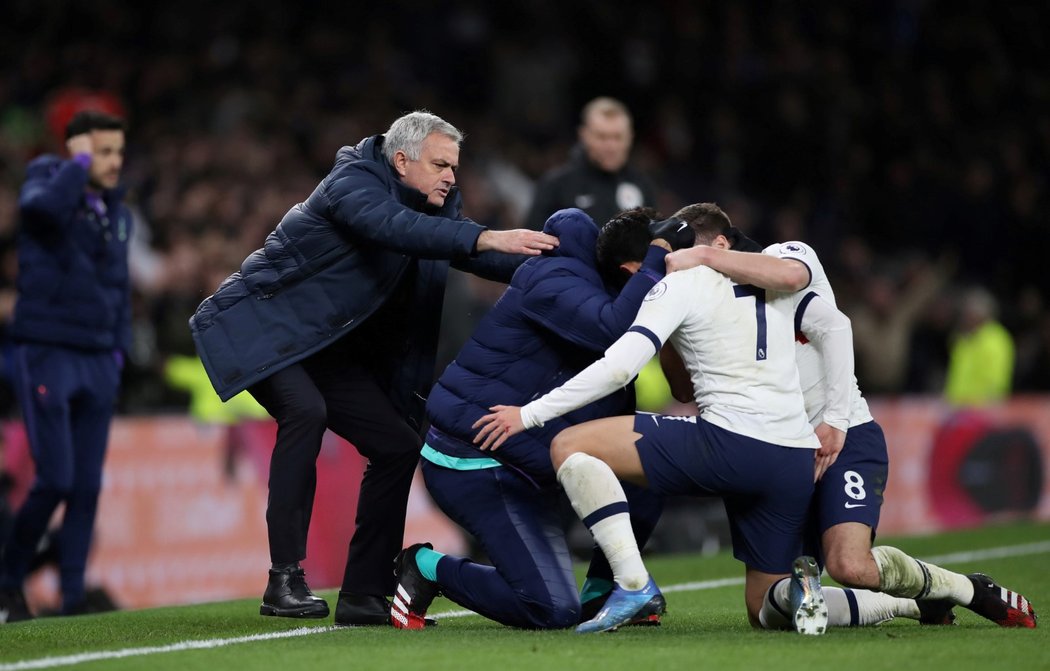 Radost hráčů Tottenhamu a trenéra José Mourinha v utkání proti Manchesteru City