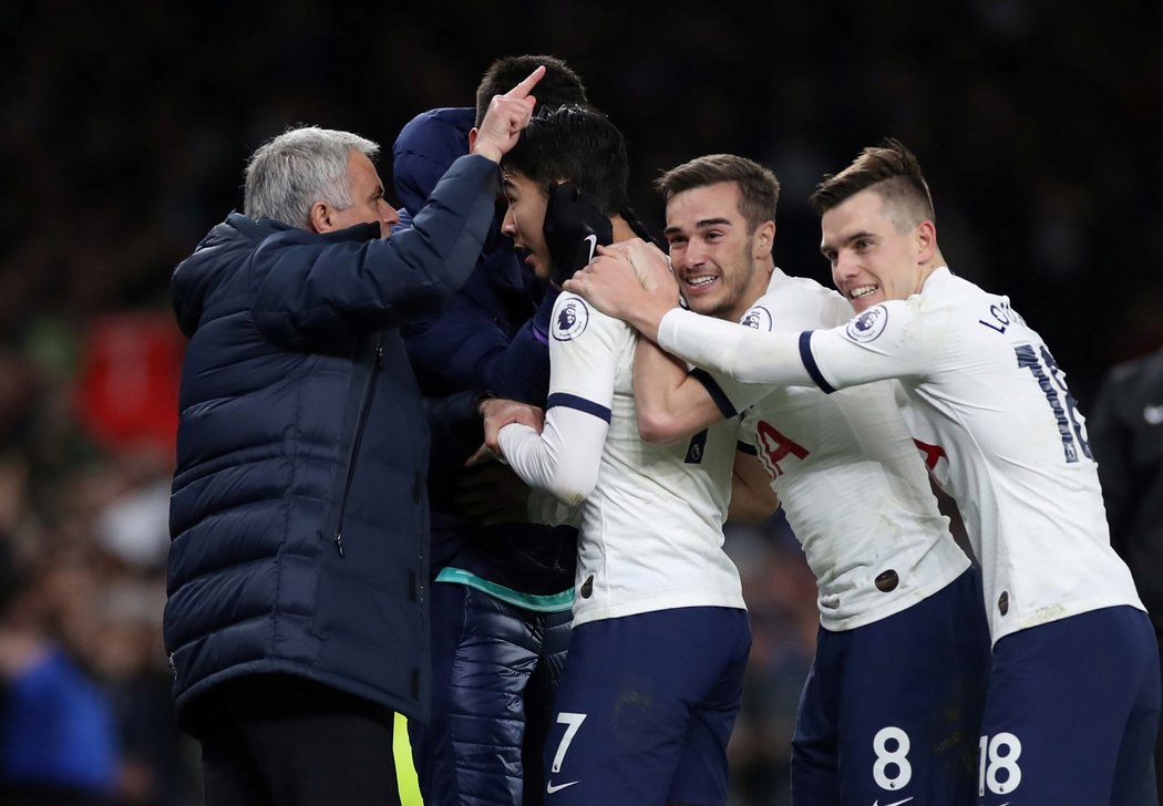 Radost hráčů Tottenhamu a trenéra José Mourinha v utkání proti Manchesteru City