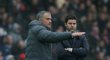 Trenér Manchesteru United José Mourinho diriguje hráče v zápase s Tottenhamem