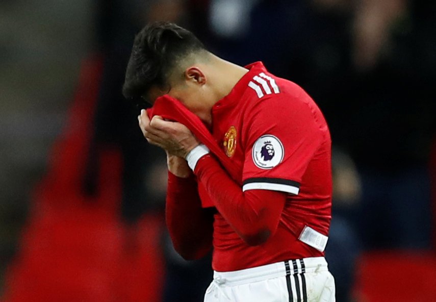 Zklamaný útočník Manchesteru United Alexis Sánchez po prohře s Tottenhamem
