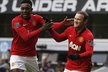 Wayne Rooney slaví gól s Dannym Welbeckem v zápase proti Tottenhamu