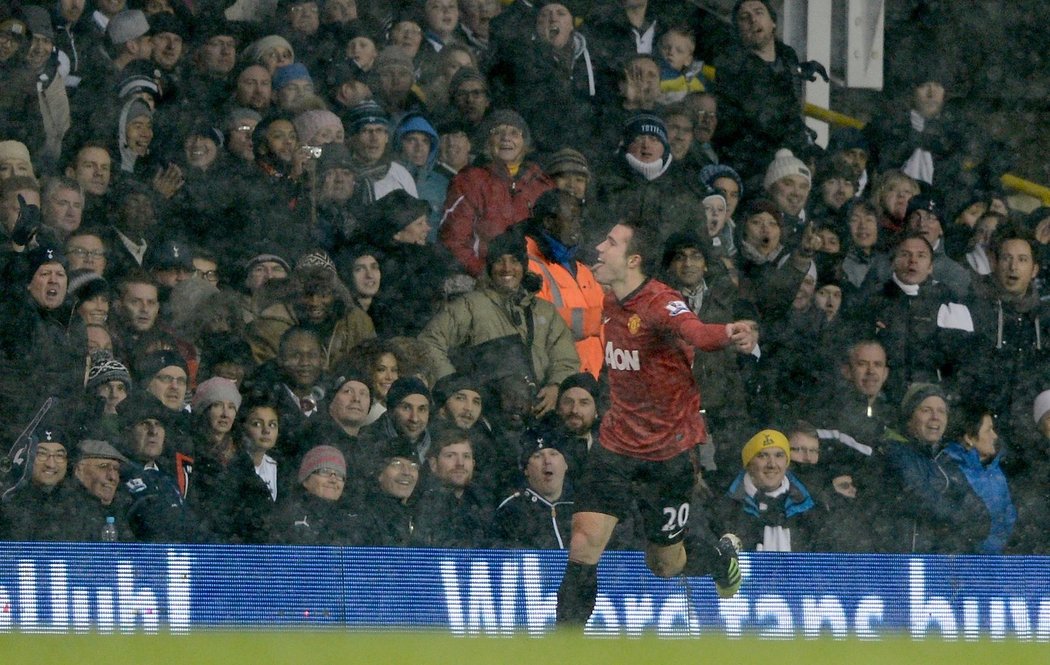 Útočník Manchesteru United Robin van Perise zase nezklamal. Po jeho trefě vedl tým z Old Trafford nad Tottenhamem, ale nakonec duel skončil nerozhodně 1:1