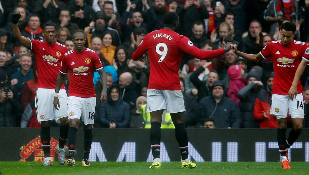 Hráči Manchesteru United slaví gól v zápase s Tottenhamem