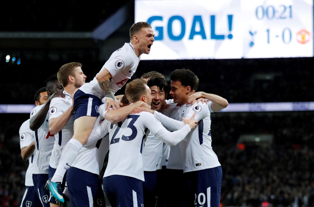 Gólová radost hráčů Tottenhamu v utkání s Manchesterem United