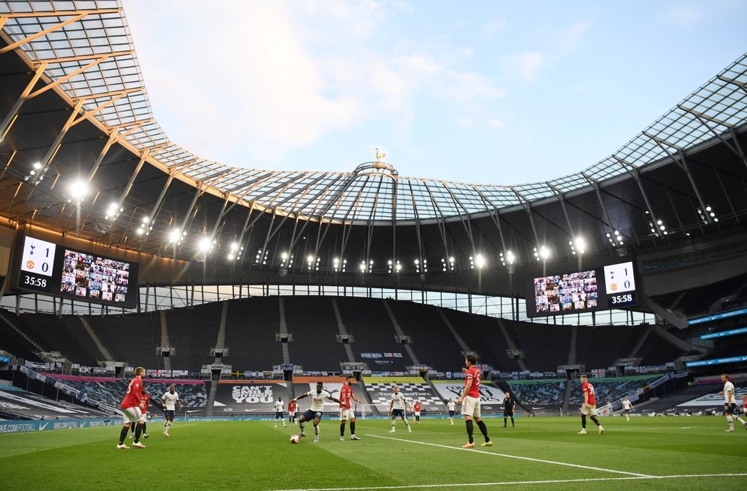 Pohled na prázdný stadion Tottenhamu, kam během 30. kola zavítal Manchester United