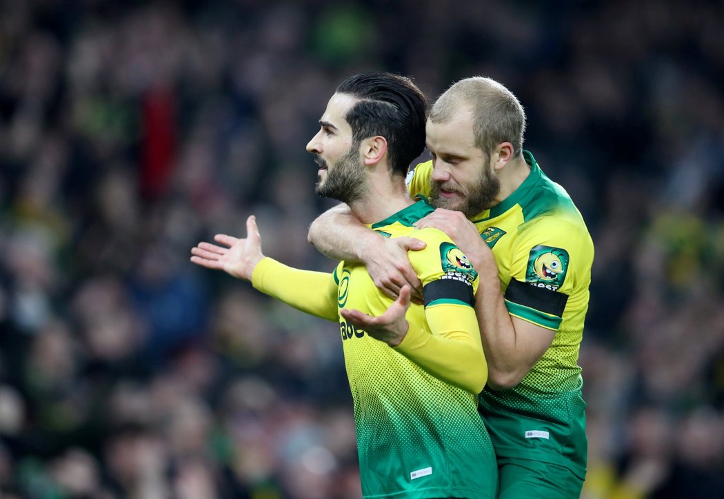 Fotbalisté Norwiche slaví branku v utkání s Tottenhamem