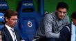Náhradní brankář Tottenhamu Hugo Lloris sleduje manažera Andre Villas-Boase, který se proti Readingu dočkal první výhry