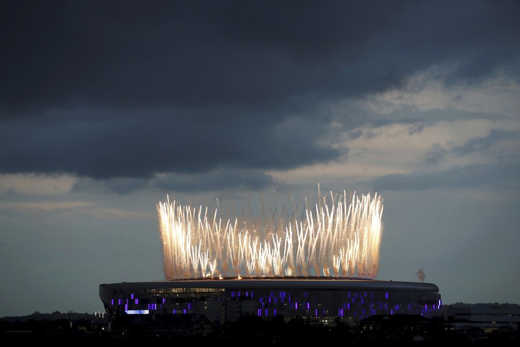 Na grandiózním otevření stadionu nesměl chybět ani ohňostroj