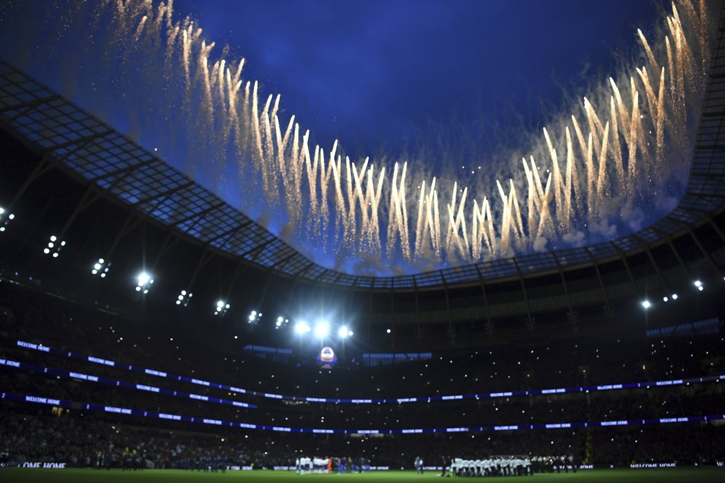 Na grandiózním otevření stadionu nesměl chybět ani ohňostroj