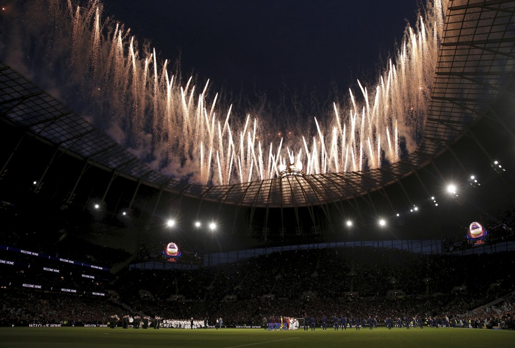 Na grandiózním otevření stadionu nesměl chybět ani ohňostroj