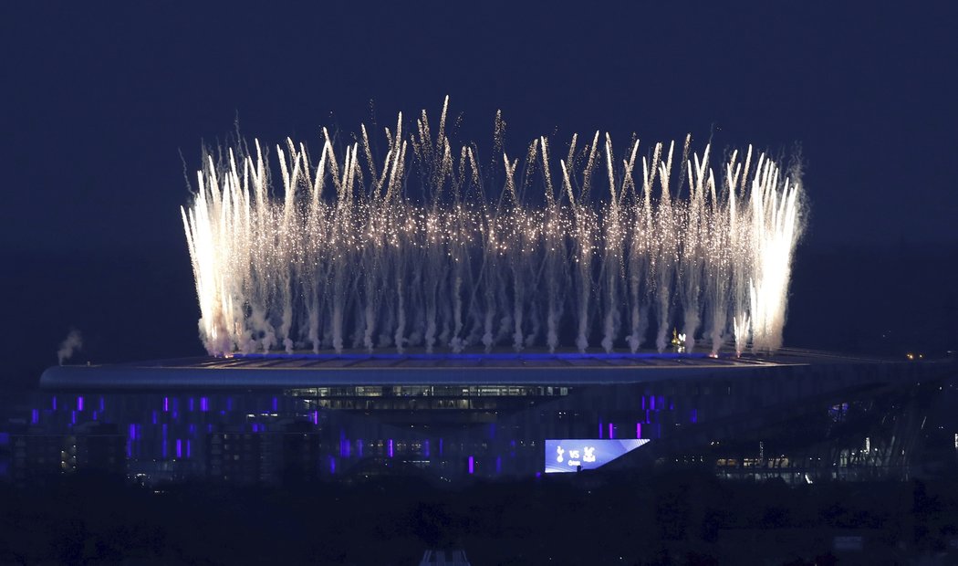 Na grandiózním otevření stadionu nesměl chybět ani ohňostroj