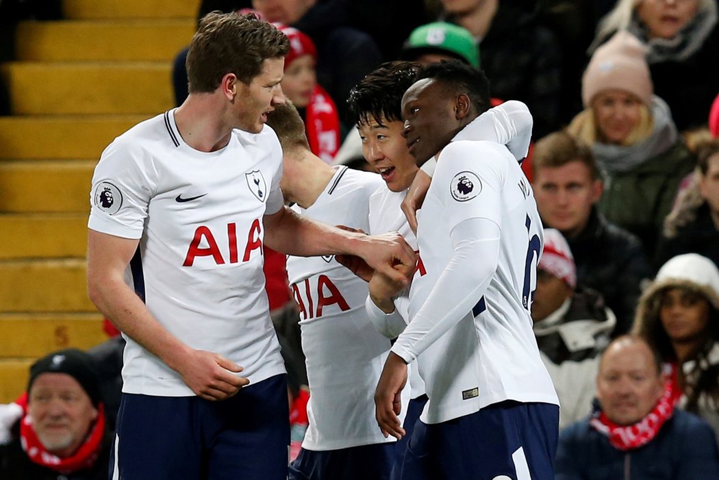 Fotbalisté Tottenhamu slaví vyrovnávací branku na 1:1 v duelu s Liverpoolem
