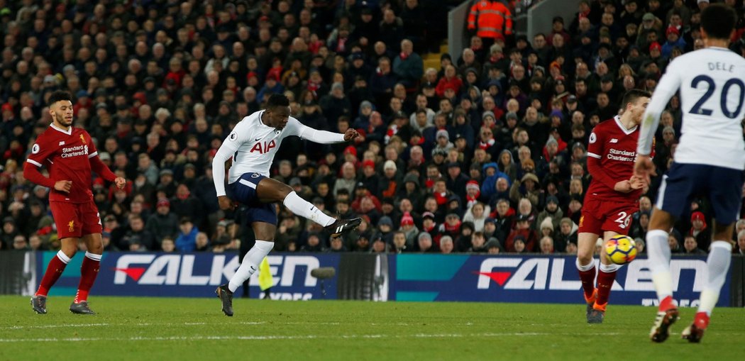 Záložník Victor Wanyama střílí vyrovnávací gól v utkání proti Liverpoolu